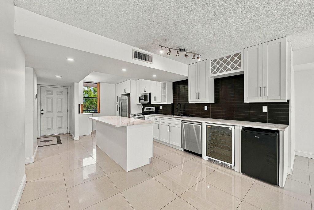 2768 CARAMBOLA Circle S 302, Coconut Creek, FL 33066