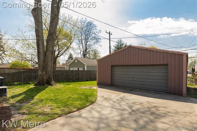 201 N Rembrandt Avenue, Royal Oak, MI 48067