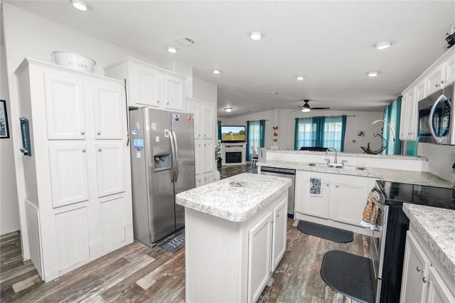1052 LAMP POST LANE, Lakeland, FL 33809