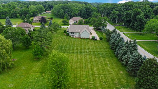 552 Fleetwood Drive N, Valparaiso, IN 46385