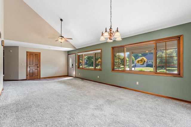 552 Fleetwood Drive N, Valparaiso, IN 46385