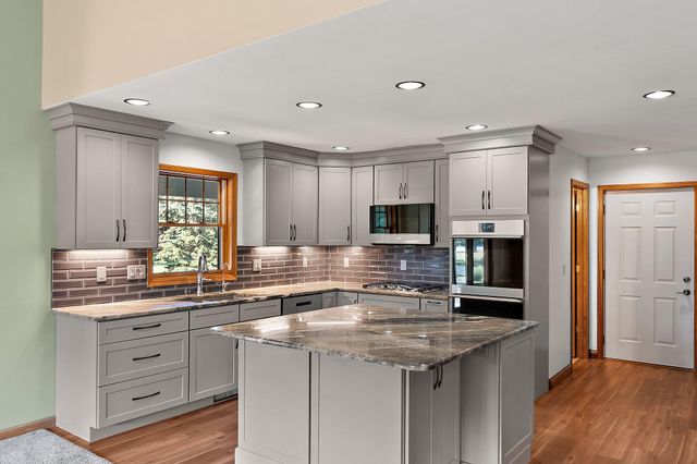 552 Fleetwood Drive N, Valparaiso, IN 46385