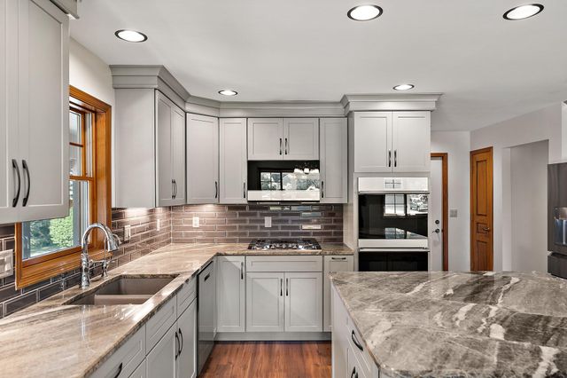 552 Fleetwood Drive N, Valparaiso, IN 46385