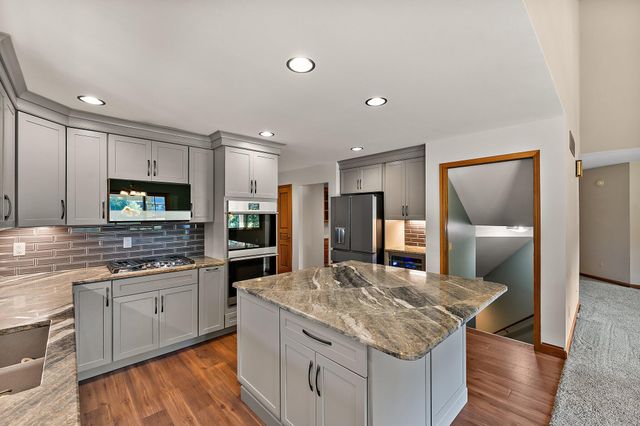 552 Fleetwood Drive N, Valparaiso, IN 46385