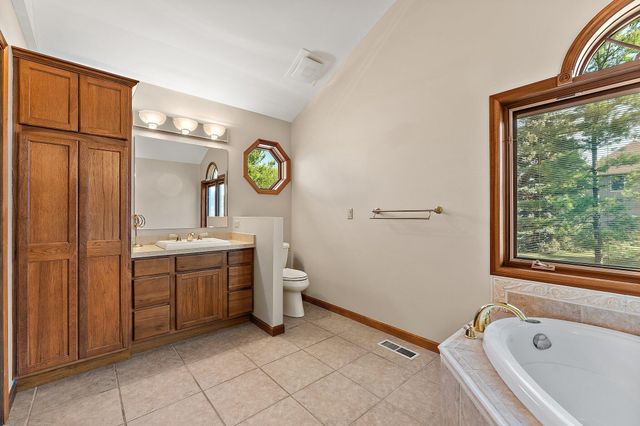 552 Fleetwood Drive N, Valparaiso, IN 46385