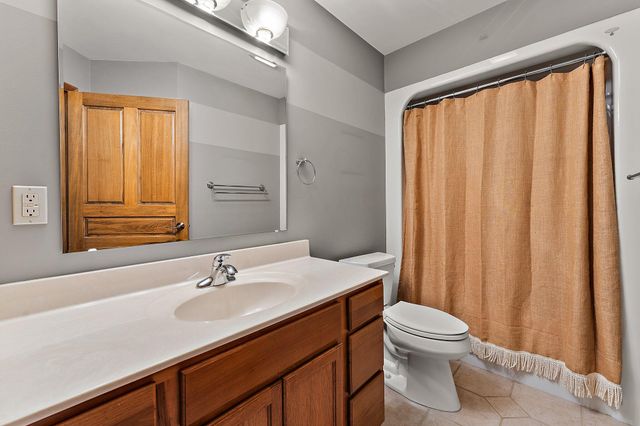 552 Fleetwood Drive N, Valparaiso, IN 46385