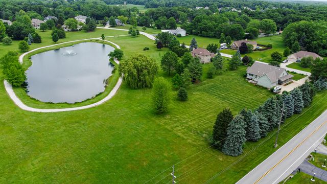 552 Fleetwood Drive N, Valparaiso, IN 46385