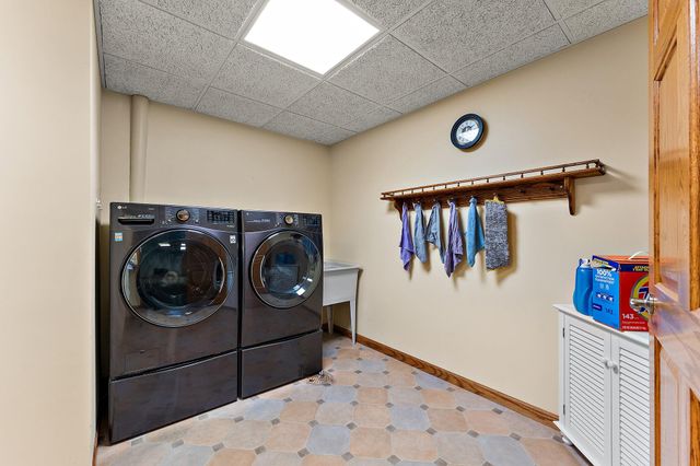 552 Fleetwood Drive N, Valparaiso, IN 46385