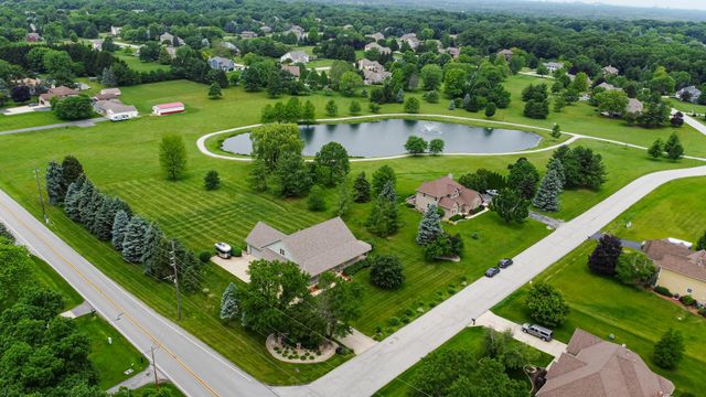 552 Fleetwood Drive N, Valparaiso, IN 46385