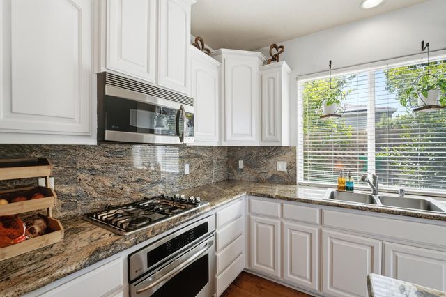 7082 E Ramona Way, Fresno, CA 93737