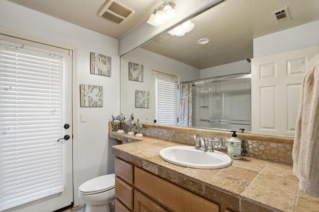 7082 E Ramona Way, Fresno, CA 93737