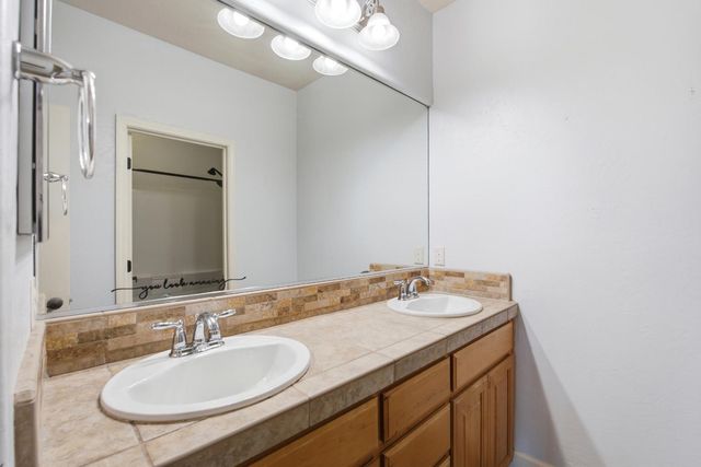 7082 E Ramona Way, Fresno, CA 93737