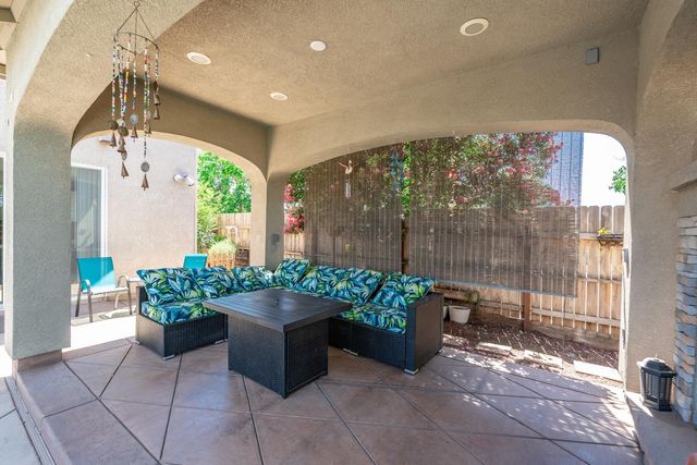 7082 E Ramona Way, Fresno, CA 93737