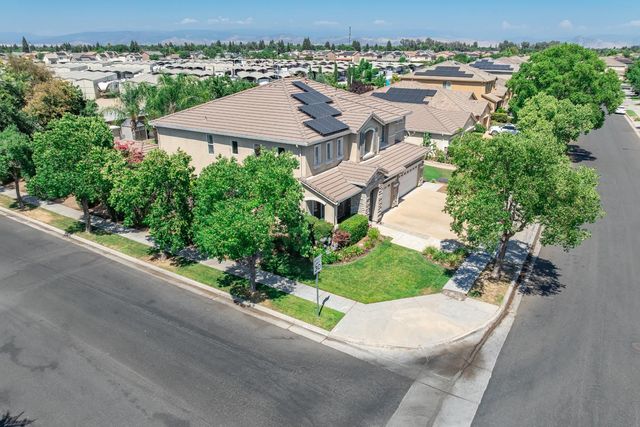 7082 E Ramona Way, Fresno, CA 93737