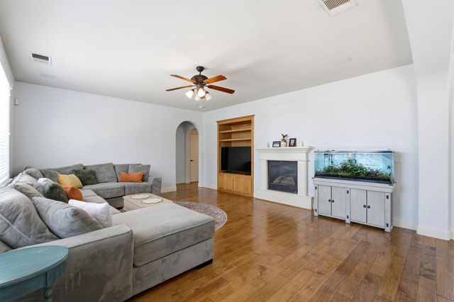 7082 E Ramona Way, Fresno, CA 93737