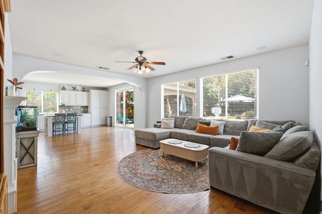 7082 E Ramona Way, Fresno, CA 93737
