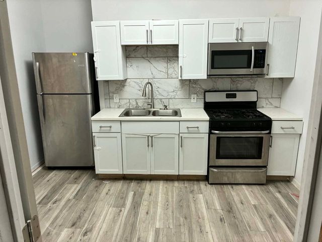 3570 N 19th STREET, Milwaukee, WI 53206