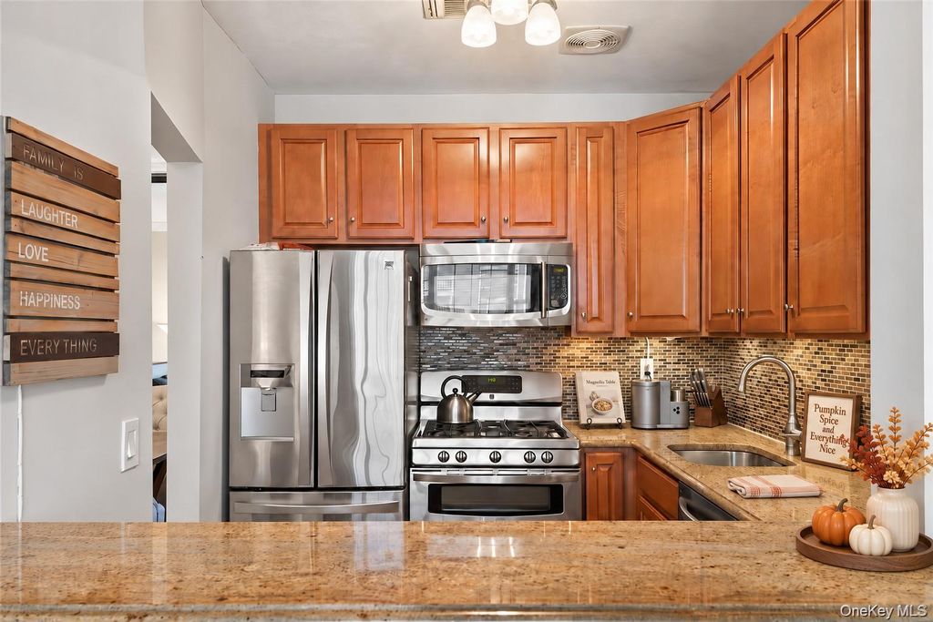 126 Beacon Lane, Bronx, NY 10473 — photo 4