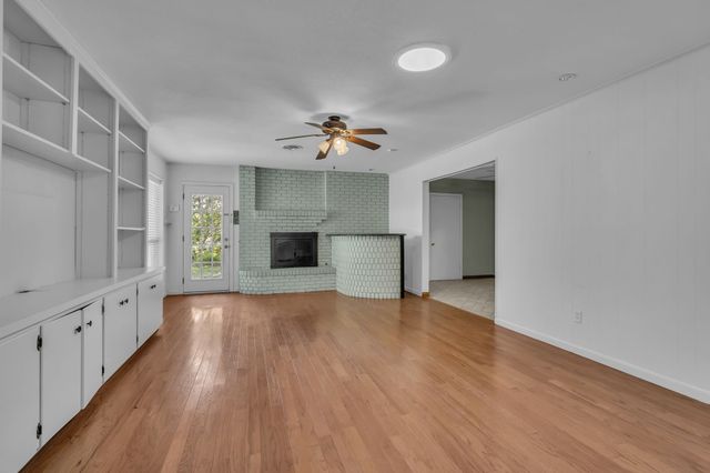 2972 Maydelle Lane, Farmers Branch, TX 75234