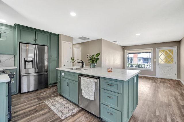 4002 Kenmore Drive N, Fresno, CA 93703