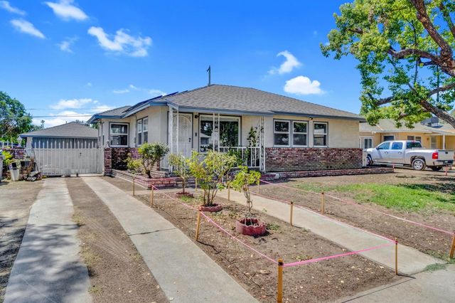 4002 Kenmore Drive N, Fresno, CA 93703