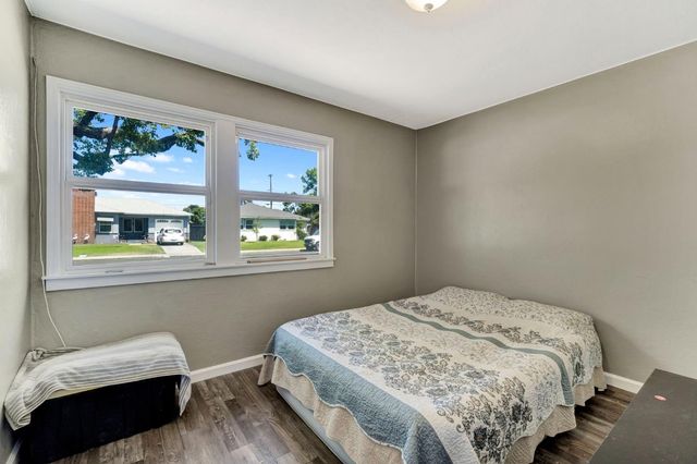 4002 Kenmore Drive N, Fresno, CA 93703