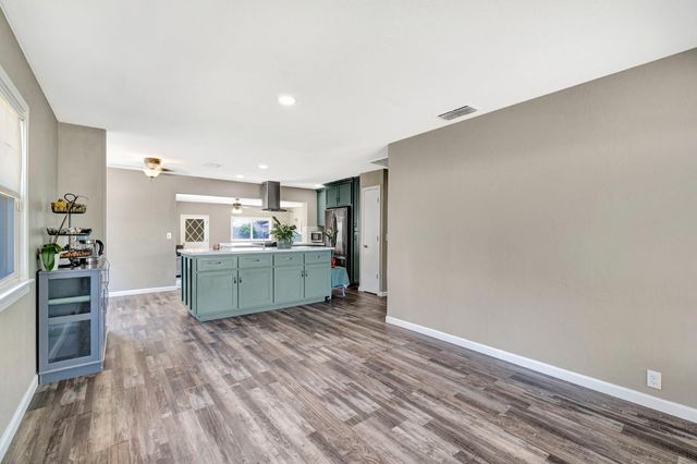 4002 Kenmore Drive N, Fresno, CA 93703