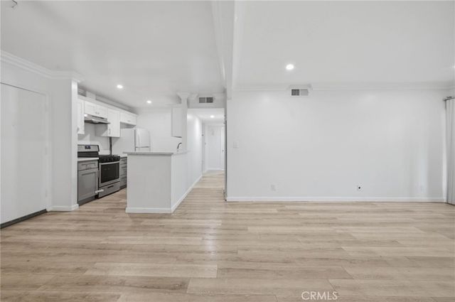 18620 Hatteras Street 206, Tarzana, CA 91356