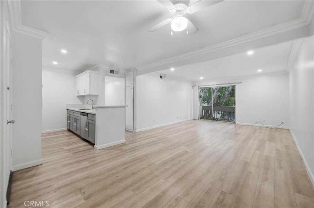 18620 Hatteras Street 206, Tarzana, CA 91356