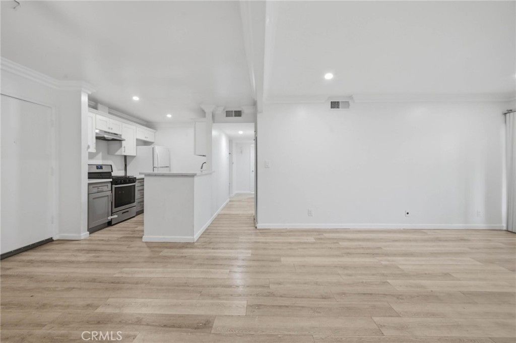 18620 Hatteras Street 206, Tarzana, CA 91356 — photo 2