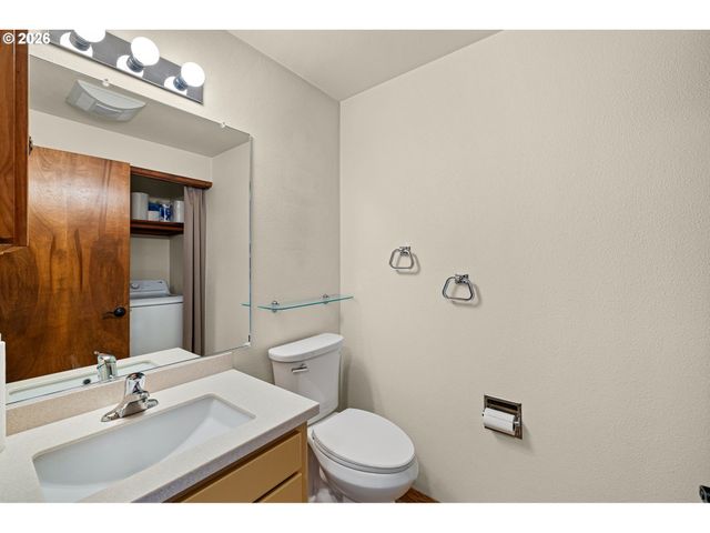 246 WOODRIDGE Dr, Eugene, OR 97405