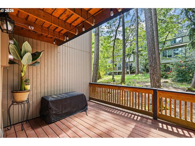 246 WOODRIDGE Dr, Eugene, OR 97405