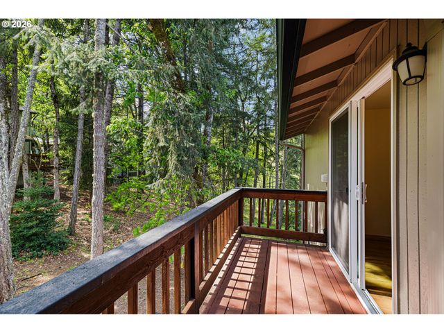 246 WOODRIDGE Dr, Eugene, OR 97405
