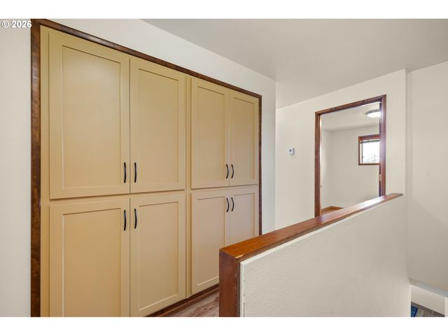 246 WOODRIDGE Dr, Eugene, OR 97405