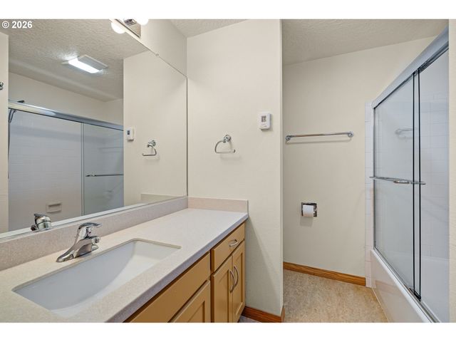 246 WOODRIDGE Dr, Eugene, OR 97405