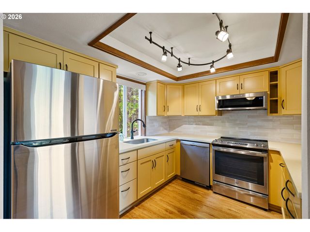 246 WOODRIDGE Dr, Eugene, OR 97405