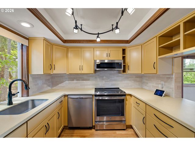 246 WOODRIDGE Dr, Eugene, OR 97405