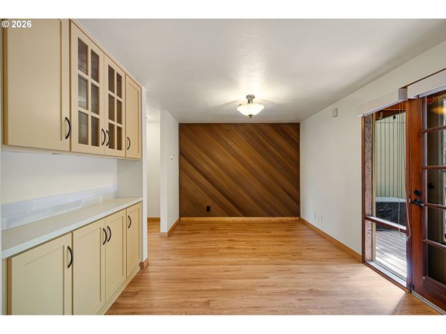 246 WOODRIDGE Dr, Eugene, OR 97405