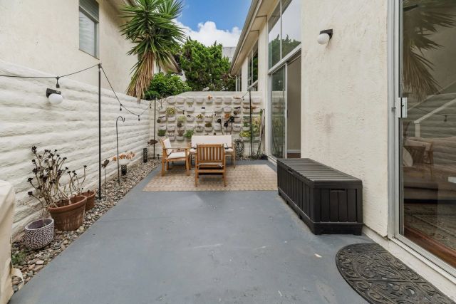 2544 Navarra Dr 4, Carlsbad, CA 92009