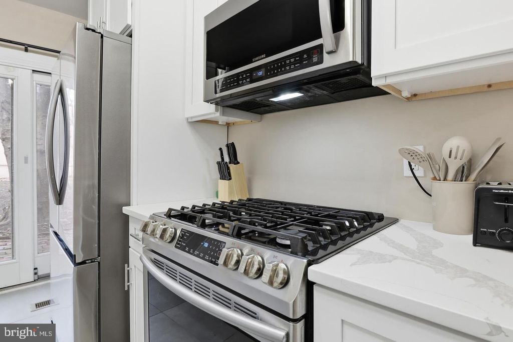 Image 4 of property listing at 547 S FRONT ST, Harrisburg, PA 17104