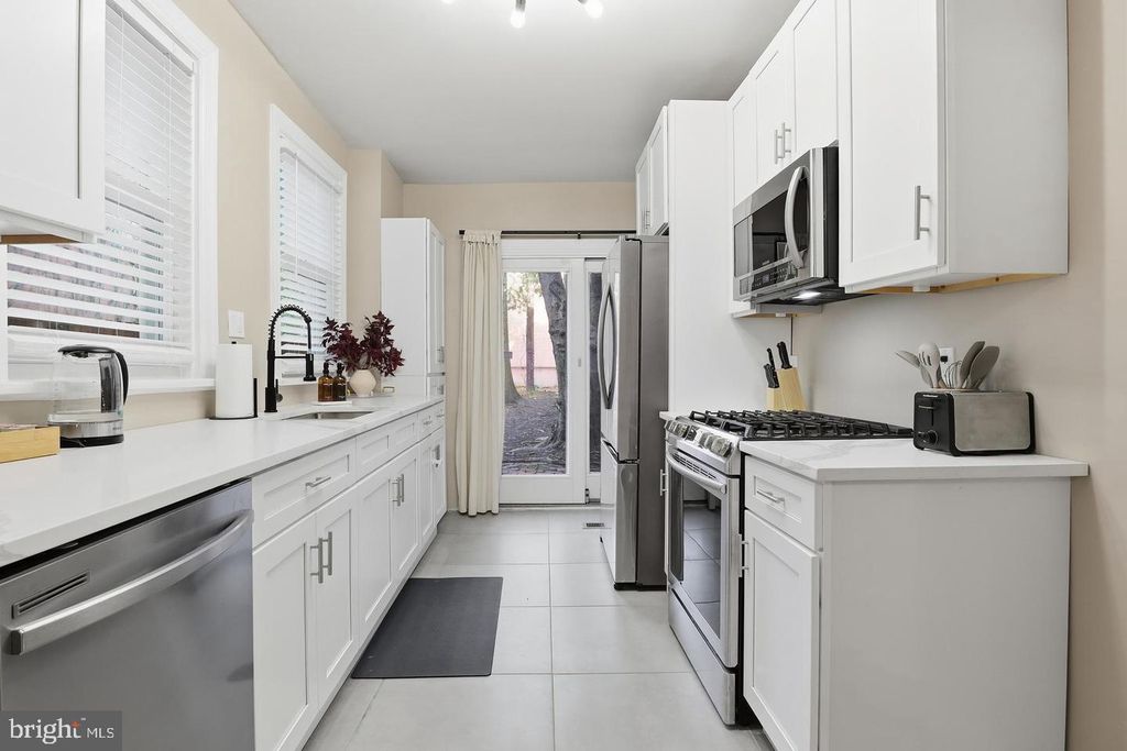 Image 5 of property listing at 547 S FRONT ST, Harrisburg, PA 17104