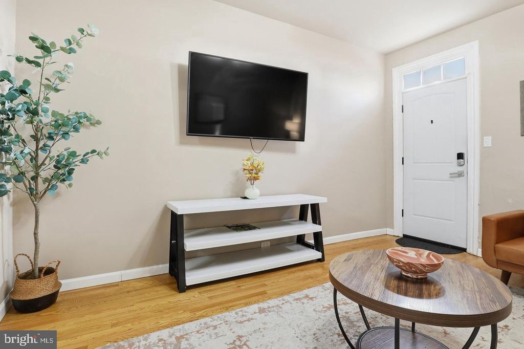 Image 8 of property listing at 547 S FRONT ST, Harrisburg, PA 17104