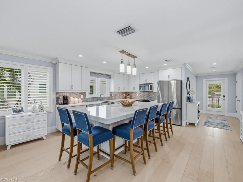 225 5th AVE S 103, NAPLES, FL 34102 — exterior
