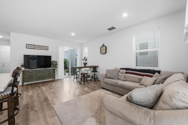 2717 N Cove Dr, Sacramento, CA 95833