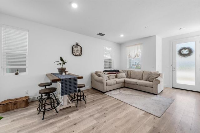 2717 N Cove Dr, Sacramento, CA 95833