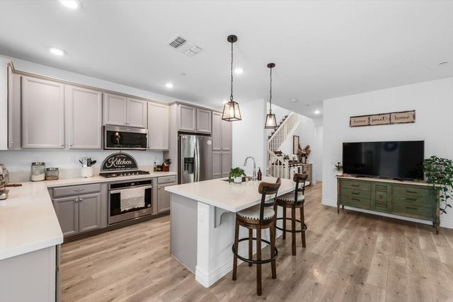 2717 N Cove Dr, Sacramento, CA 95833