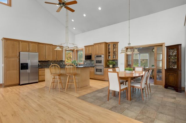 1085 Parkview Lane, Victoria, MN 55386