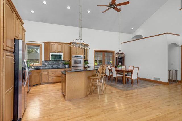 1085 Parkview Lane, Victoria, MN 55386