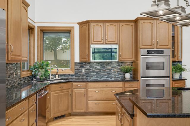 1085 Parkview Lane, Victoria, MN 55386