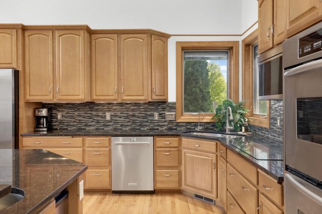 1085 Parkview Lane, Victoria, MN 55386